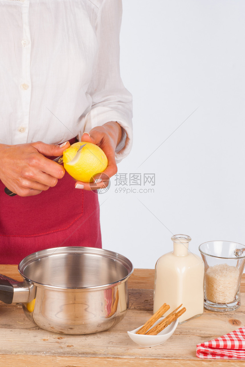 柠檬当米饭布丁厨师肉桂牛奶瓶子剥皮餐具沙锅食物甜点美食图片