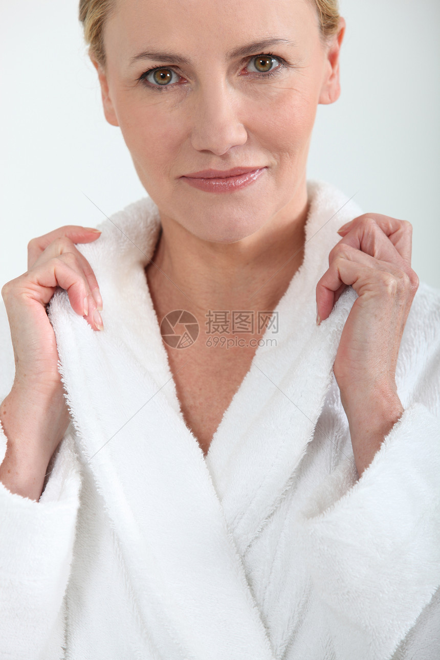 穿着浴袍的妇女戴着项圈图片