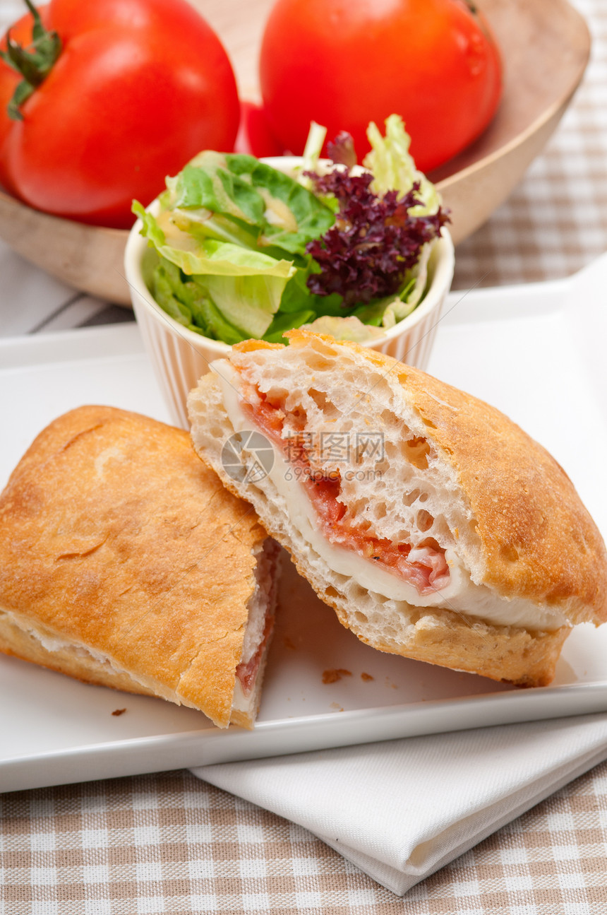 番茄和火腿加红辣酱三明治午餐美食野餐叶子包子早餐食物熟食烹饪沙拉图片