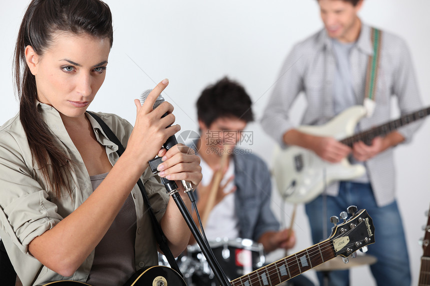 年轻摇滚乐队岩石音乐家会议麦克风唱歌男人吉他玩家演员音乐图片