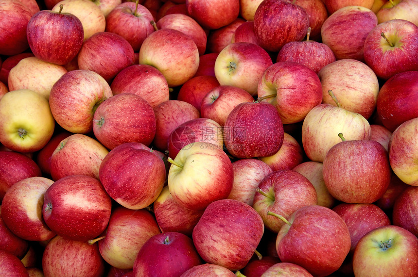 街头销售中的苹果红色收成市场篮子熟食纤维街道饮食水果食物图片