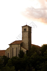 圣弗朗西斯科教堂的钟楼村庄风格钟声日落历史宗教艺术教会植被建筑学背景图片