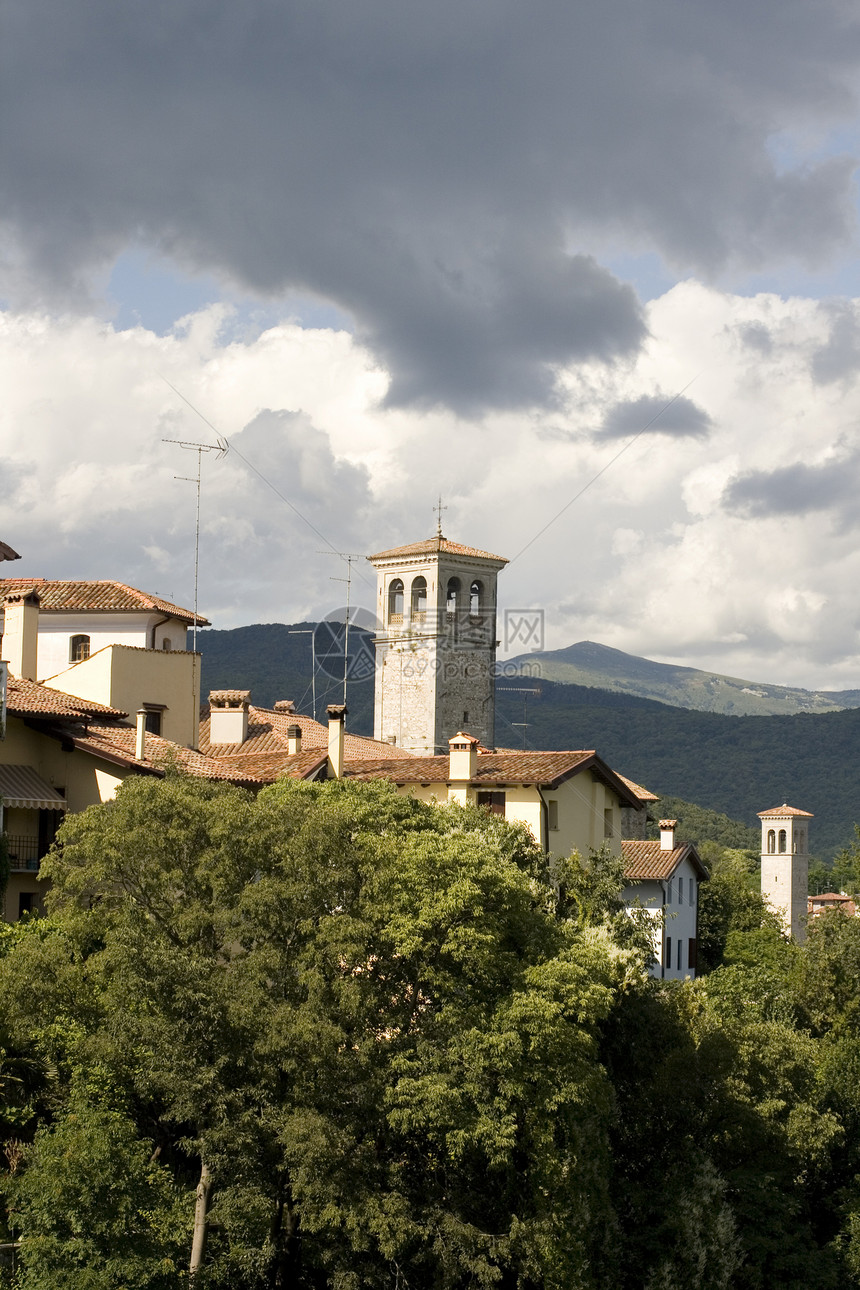 在瓦尔的Santa Maria修道院钟楼日落植被艺术风格建筑学宗教钟声教会村庄历史图片