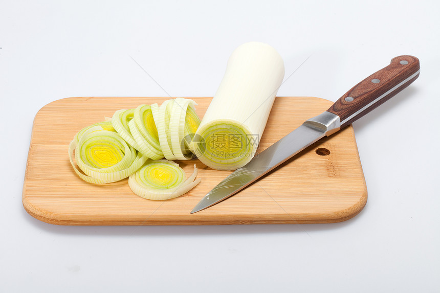 被剪切的列车放在折叠桌上烹饪食物戒指蔬菜横截面圆圈桌子沙拉宏观饮食图片