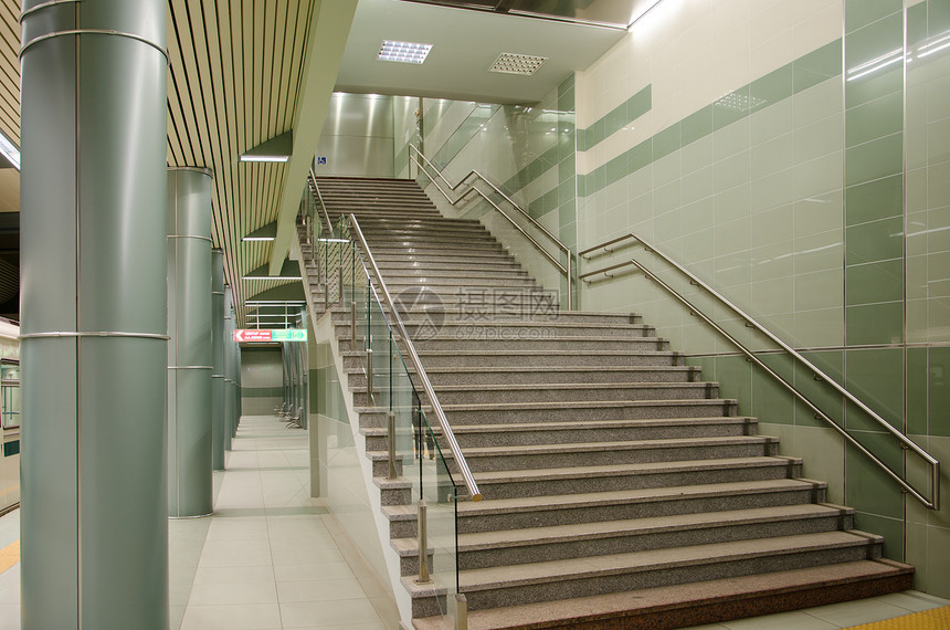 地铁站地下通道的柱子和楼梯图片