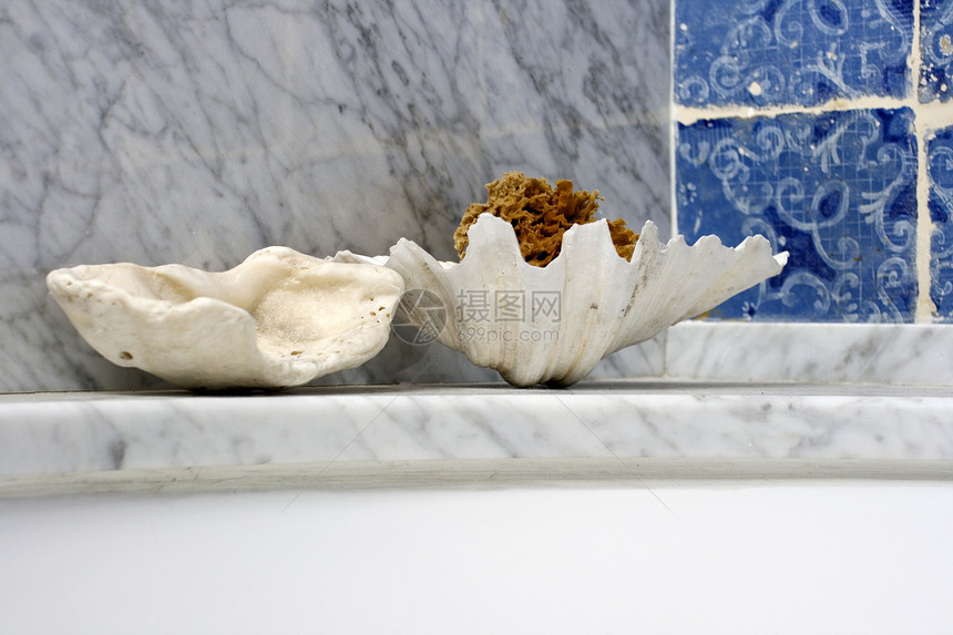 贝壳碗和海绵喷涂浴室洗涤阀门货架浴巾肥皂大理石浴缸肥皂盒图片
