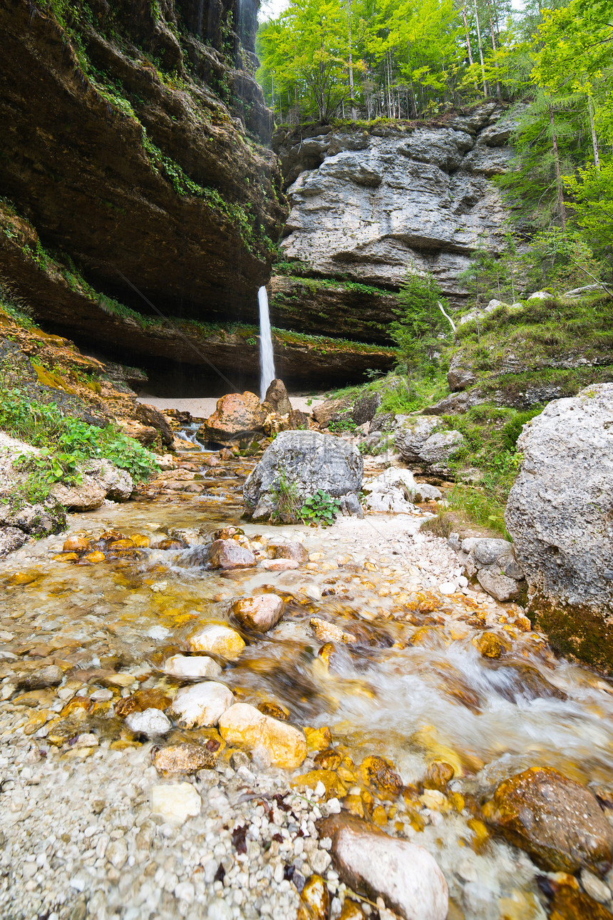斯洛文尼亚朱利安阿尔卑斯山的瀑布绿色山脉溪流岩石石头森林图片