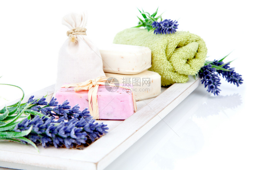 用于放松的卫生间毛巾 肥皂 在白色背面隔离手工身体保健温泉洗澡化妆品篮子卫生芳香薰衣草图片