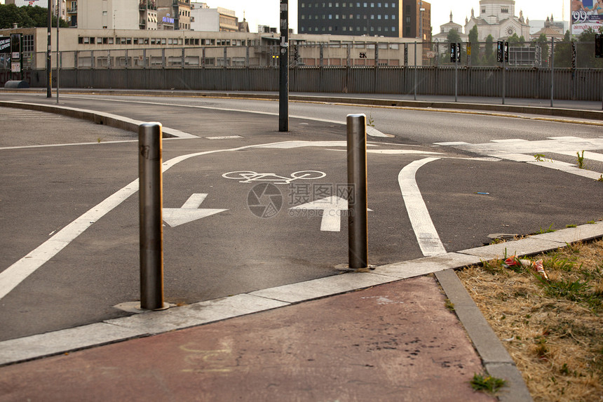 路上的箭头标志自行车起重机枯叶行人季节路标城市树叶小男孩图片