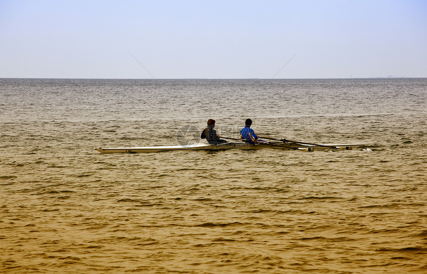 划线荒野激流娱乐运动员溪流独木舟火车划桨皮艇旅行图片