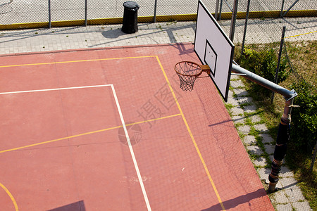 网球和篮筐游乐区高清图片