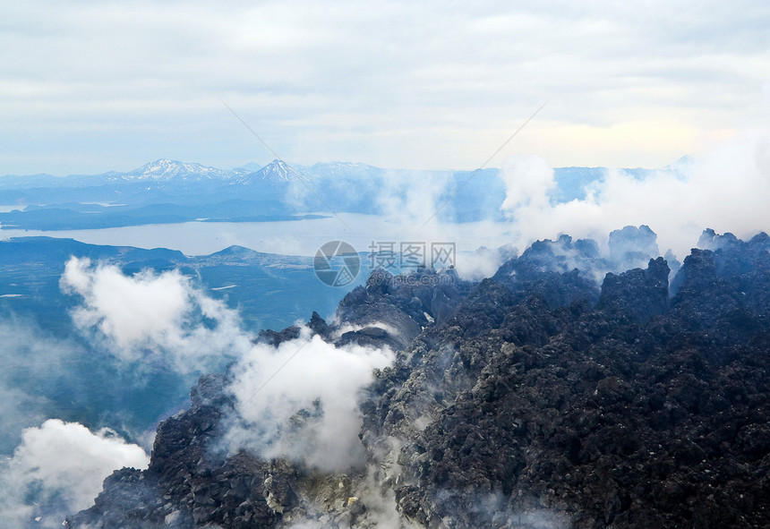 与火山一起在太平洋观望 堪察卡海洋旅游顶峰陨石旅行首脑闲暇硫化物山脉天空图片