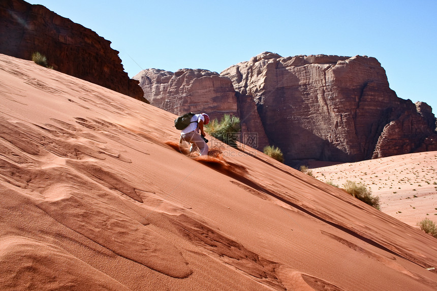 约旦Wadi Rum沙漠旅游者旱谷旅行岩石沙漠旅游假期风景游客孤独痕迹图片