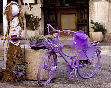 紫色自行车装饰轮子展示植物把手丝带运输蝴蝶结背景图片