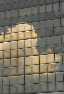 镜像表面的云镜面建筑棋盘格立面反射天空面板背景图片