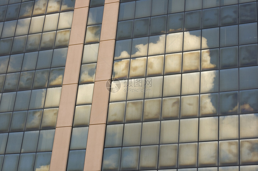 镜像表面的云反射面板镜面棋盘格天空建筑立面图片