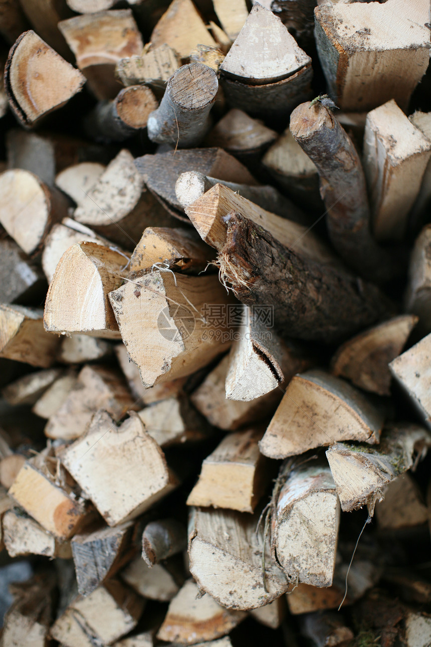 堆积成堆的木材原木碎片柴堆木头材料记录松树库存资源林业树干图片