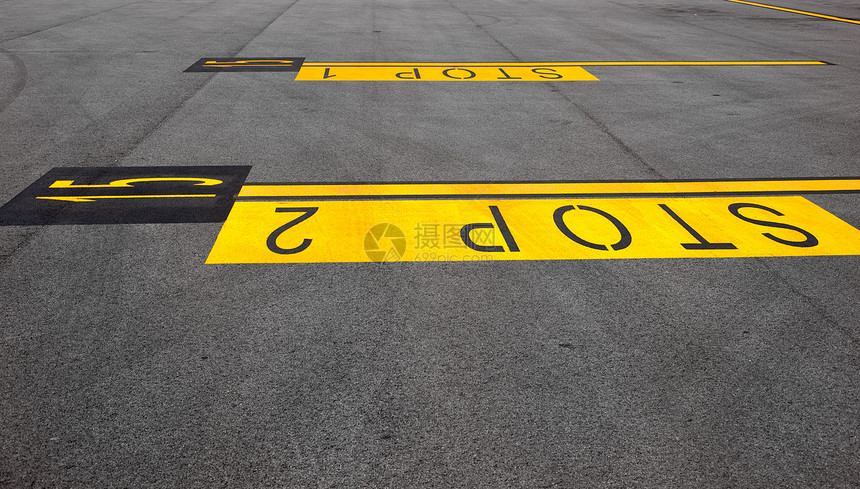 停止在路上画的标志牌飞机场停车街道黑色黄色绘画标志图片