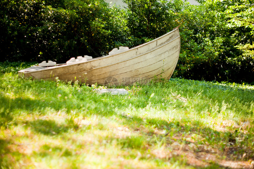 草地上的木制船图片