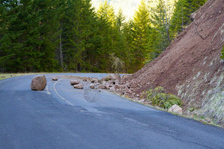 滑坡堵塞道路危险碎石滑梯警告封锁路障碎片山脉街道土地巨石高清图片素材