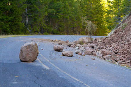 阻塞的道路危险的碎石高清图片