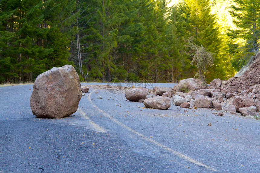 滑坡堵塞道路碎石碎片树木冒险土地运输封锁山脉泥石流森林图片
