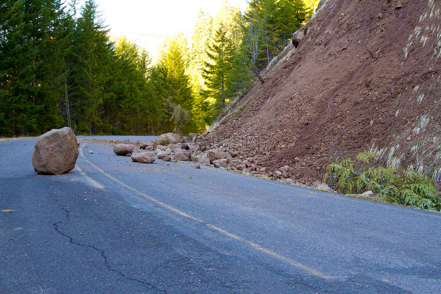 滑坡堵塞道路树木碎片森林路障运输山脉巨石封锁冒险警告图片