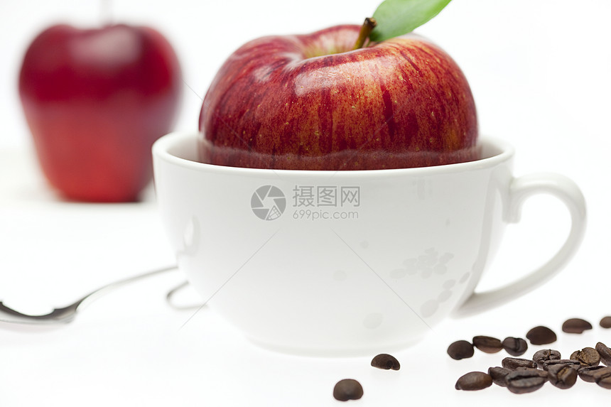 碗中的苹果 勺子和咖啡豆 白方隔绝飞溅水果奶奶杯子小路叶子早餐食物飞碟正方形图片