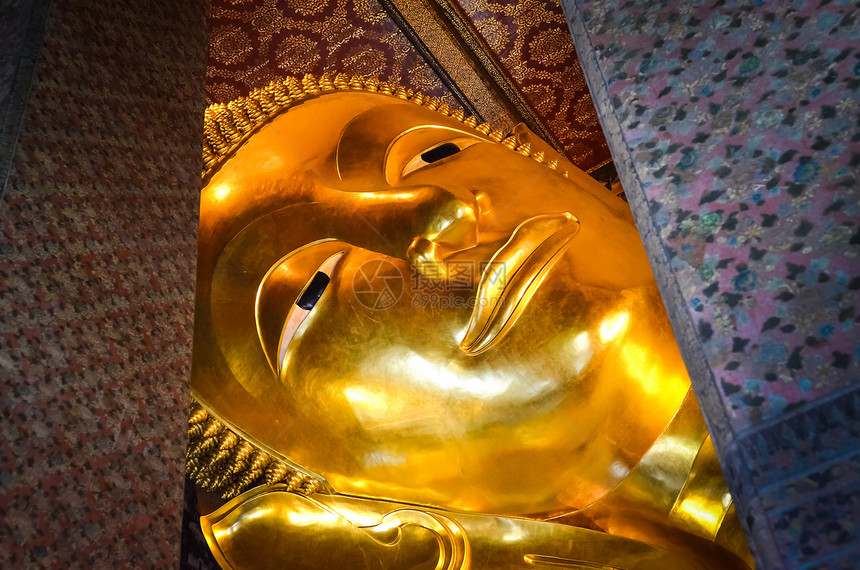 在曼谷Wat Pho的佛像上仰面图片