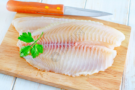 生鱼香菜淡水产品烹饪炙烤美食家木板熟食鱼片栖息背景图片