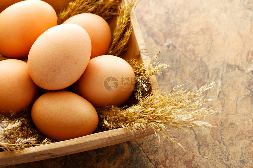 棕蛋团体石头乡村篮子正方形食物干草棕色鸡蛋稻草图片