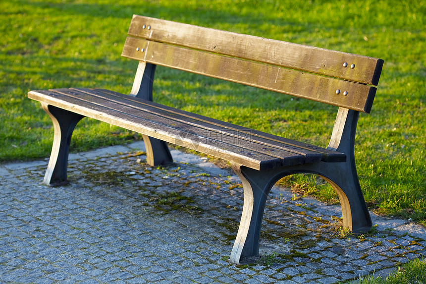 公园中的木板凳衬套车道退休植物阴影长椅草地花园场景人行道图片