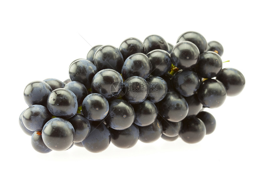 一串葡萄被白色隔离紫色浆果植物藤蔓摄影叶子美食水果食物图片