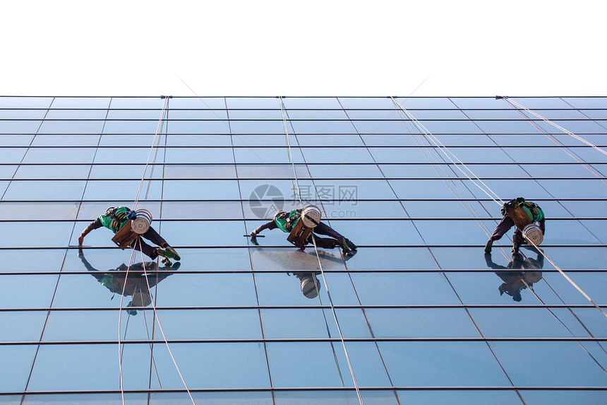 高楼的清洁窗户服务工人群体在高楼大楼内打扫窗户服务城市维修垫圈设施财产办公室男人商业建筑团体图片