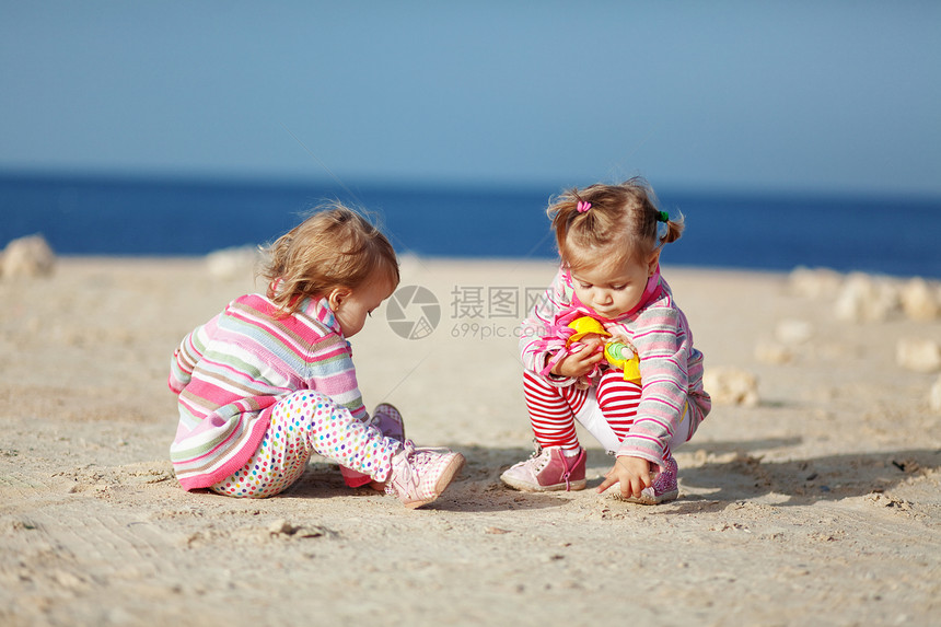 海滩上的孩子青年衣服女性童年婴儿双胞胎玩具孩子们儿童围巾图片
