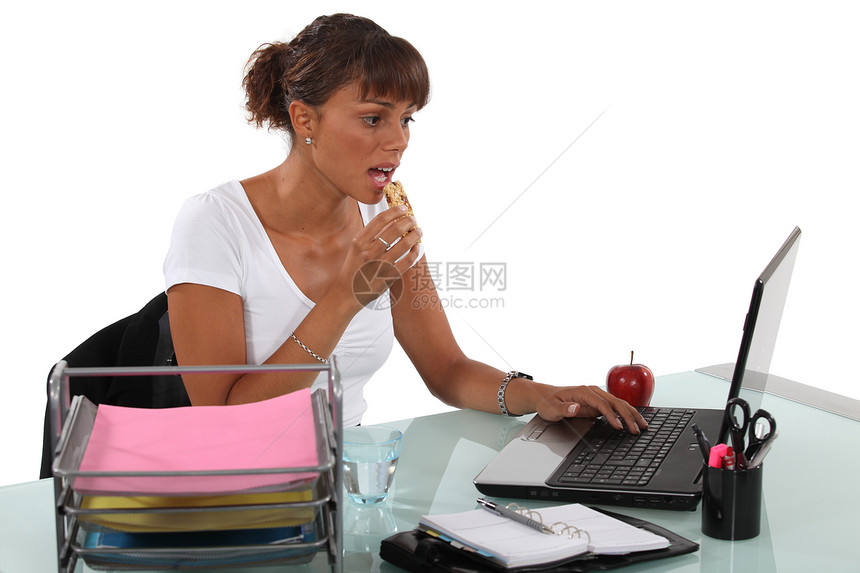 女人在桌边吃点心图片