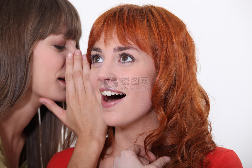 女人在另一个女人的耳边低语图片