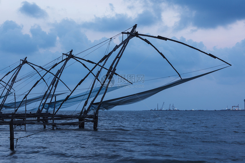黄昏的中国鱼网 印度喀拉拉邦科奇绳索支撑日落渔夫渔网钓鱼太阳高知地平线图片