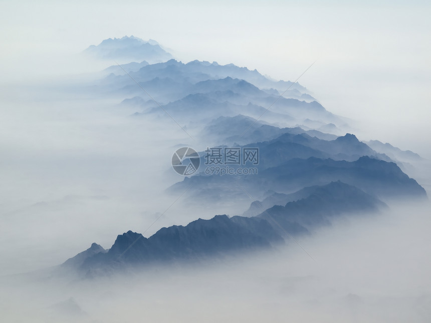 薄雾中的蓝山图片