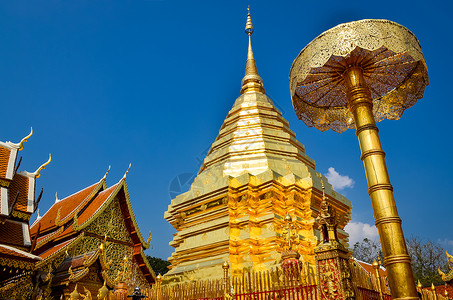 黄金雕像在泰国清迈道伊苏瑟普的黄金寺庙冥想和尚佛塔中心阳光佛教徒金子艺术异国土井背景