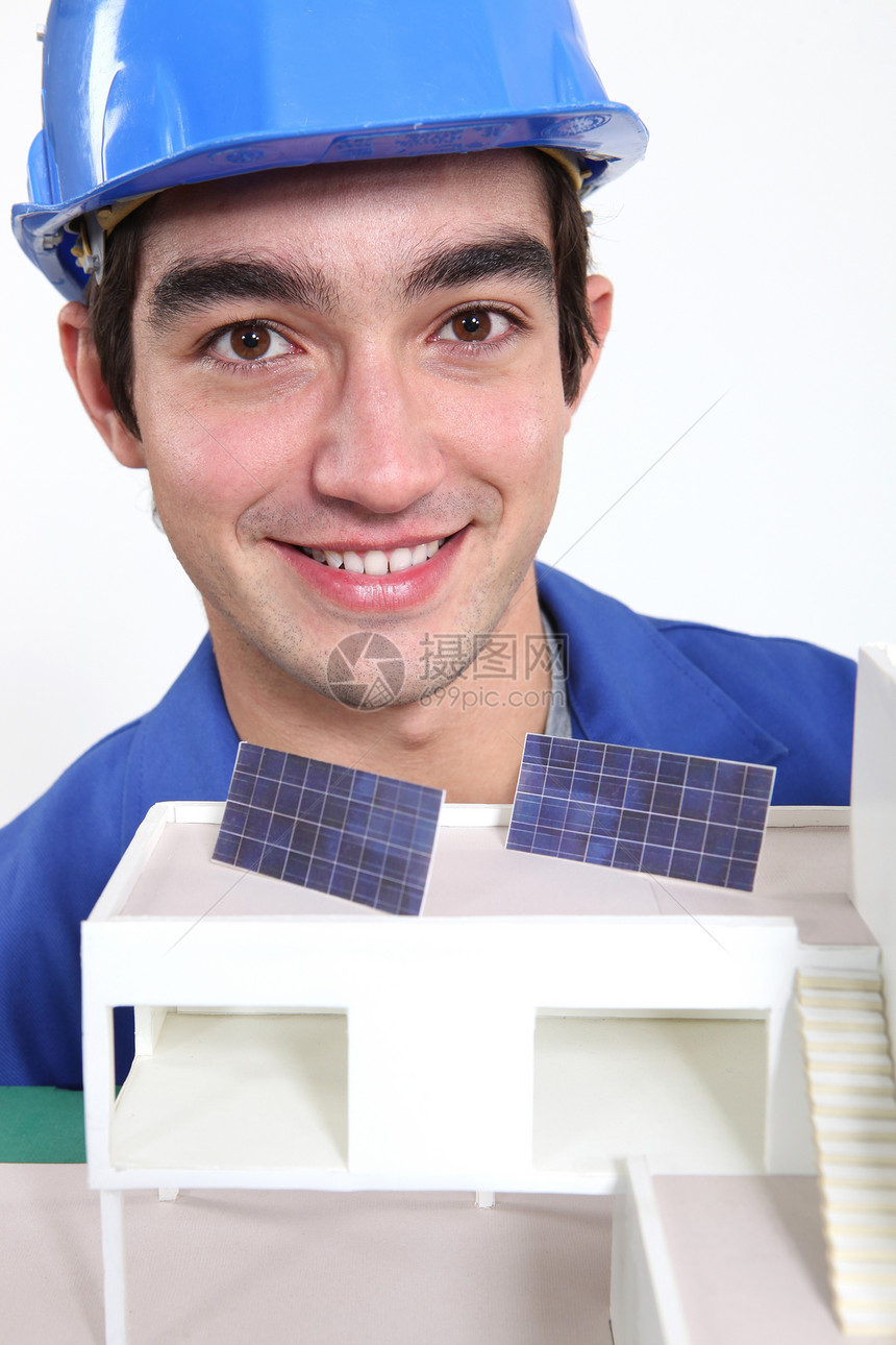 年青工人 建筑模型显示太阳能电池板的青年工人图片