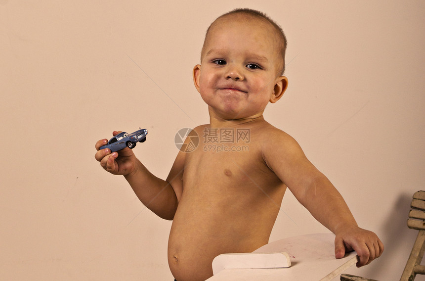 带着玩具车的小男孩孩子喜悦买车图片