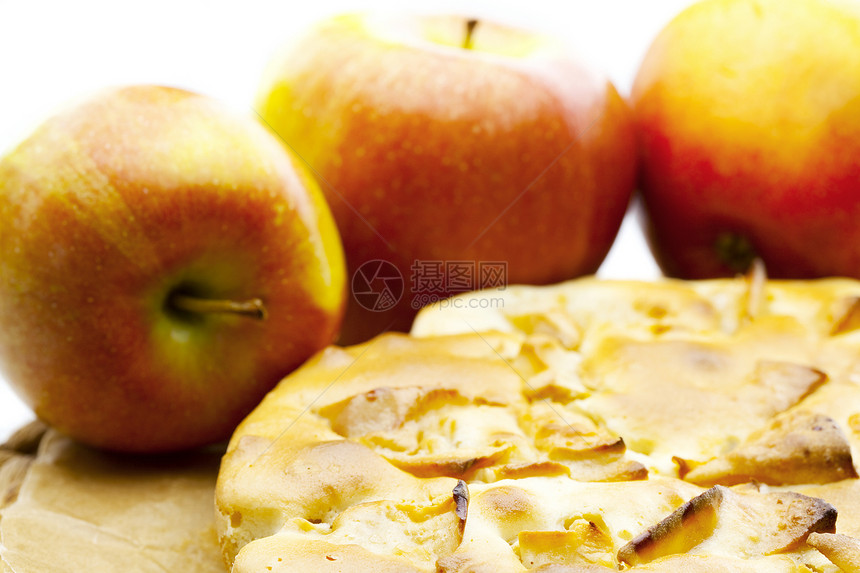 桌上的苹果和苹果馅饼水果用餐烹饪食物桌子脆皮甜点诱惑小吃棕色图片