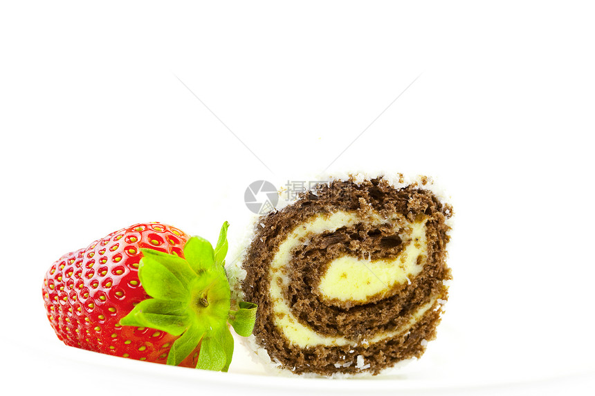白上孤立的甜糖和草莓巧克力蛋糕漩涡装饰品曲线日志海绵香草奶油食物图片