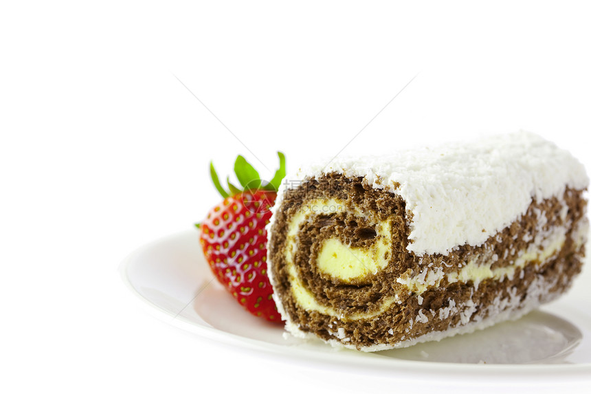 白上孤立的甜糖和草莓食物黄油白色曲线面包巧克力漩涡诱惑蛋糕装饰品图片