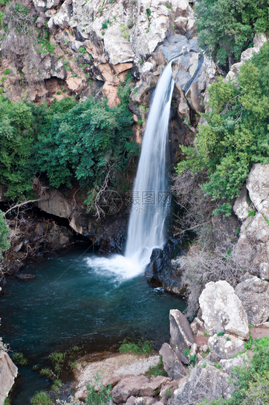 巴尼亚斯是戈兰高地的自然保护区岩石悬崖液体旅游石头瀑布池塘流动植被高度图片