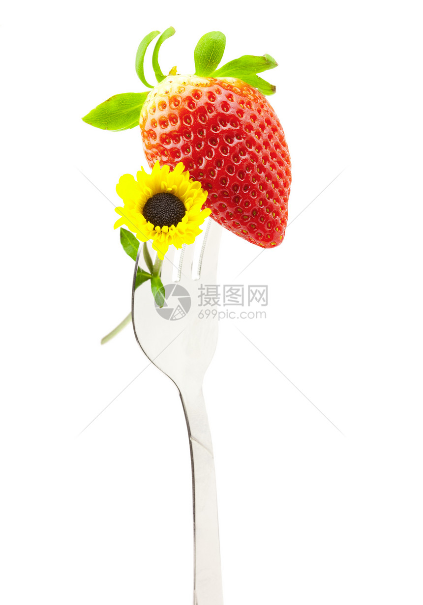 草莓和花朵在白边隔离的叉子上香草奶油曲线诱惑蛋糕装饰品糖果巧克力海绵金属图片
