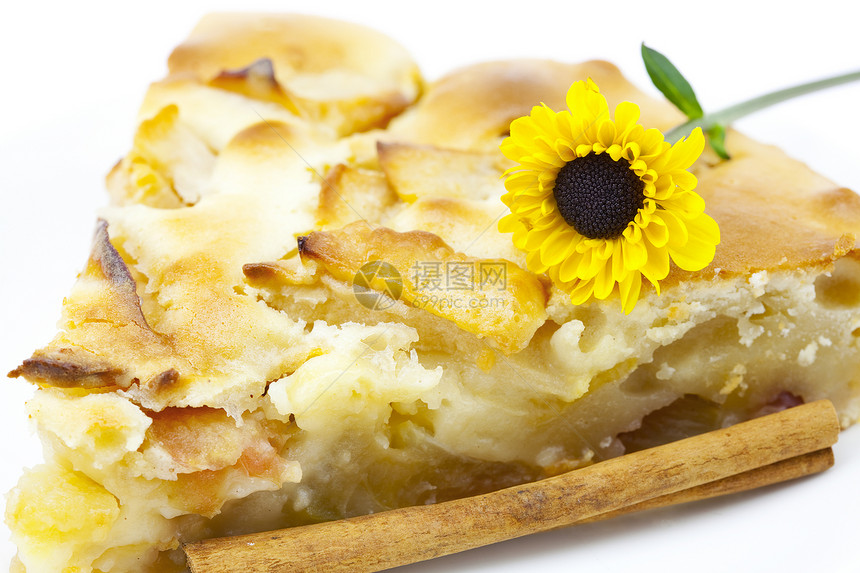 苹果馅饼和白上孤立的一朵花盘子金子用餐诱惑小吃早餐白色桌子美食甜点图片
