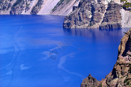 蓝色礁湖山蓝礁湖环环湖白船俄勒冈背景