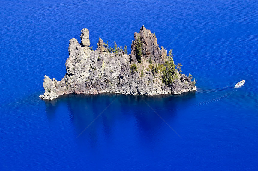 蓝色克拉鼠湖反射白船奥雷戈号蓝色环境旅游国家陨石崎岖岩石树木游船远景图片